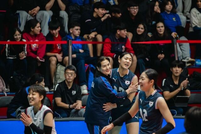 이승여 한국 17세 이하 여자배구대표팀 감독(왼쪽)이 2026 FIVB 17세 이하 세계선수권 조별리그 도미니카공화국과 경기에서 승리를 확정하자 주장 손서연과 함께 기뻐하고 있다./국제배구연맹(FIVB) 제공