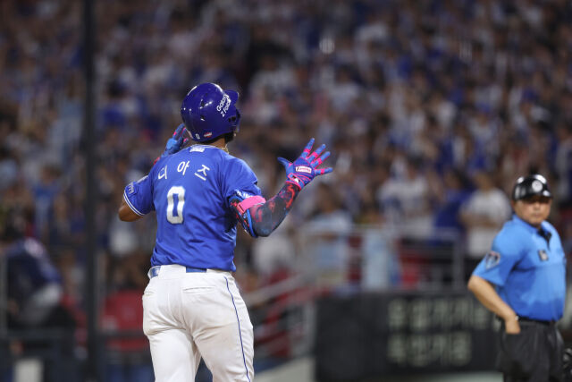 삼성 라이온즈 디아즈가 13일 광주 KIA 타이거즈전에서 홈런을 친 후 세리머니를 하고 있다./삼성 라이온즈 제공