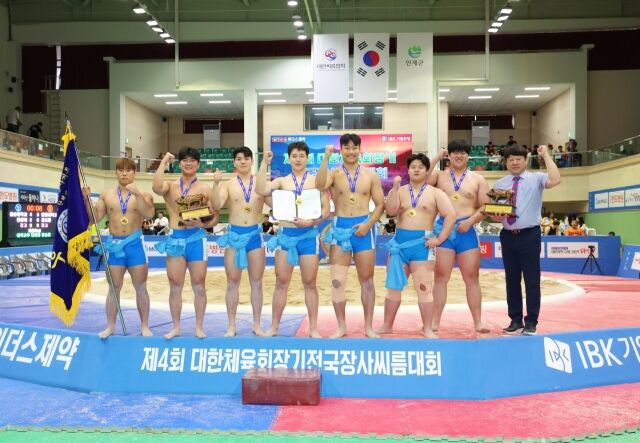 14일(금) 강원특별자치도 인제군 원통체육관에서 열린 ‘제4회 대한체육회장기전국장사씨름대회' 대학교부 단체전 우승을 차지한 울산대학교(울산광역시)가 주명찬 감독(윗쪽 첫번째)과 함께 기념사진을 찍고 있다. /대한씨름협회 제공
