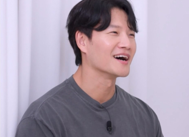 김종국은 “주식을 아예 모르는데 주변에서 S전자를 가지고 있으라고 해서 사놓기만 했다. 평단가는 5만 원 정도”라고 고백해 본인조차 몰랐던 '전설의 5만 전자' 저점 매수 성공으로 스튜디오를 놀라움에 빠뜨린다./KBS 2TV ‘옥탑방의 문제아들’