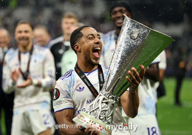 애스턴 빌라 시절 2025-26시즌 유럽축구연맹(UEFA) 유로파리그(UEL) 우승 트로피를 들고 있는 틸레만스. /게티이미지코리아