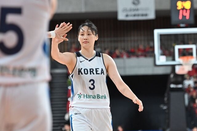강이슬이 13일 일본 도쿄 아리아케 아레나에서 열린 일본과의 평가전 1차전에서 하이파이브를 하고 있다. /Japan Basketball Association 제공