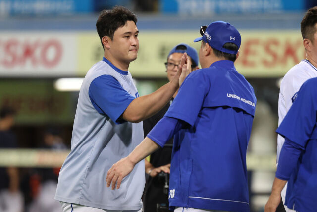삼성 라이온즈 최원태가 14일 대구 삼성라이온즈파크에서 열린 한화와 경기 종료 후 박진만 삼성 감독과 하이파이브를 하고 있다./삼성 라이온즈 제공