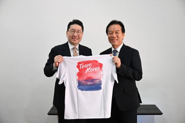 정태호 국회의원(오른쪽)에게 티셔츠를 전달하는 이상현 단장. /대한체육회 제공