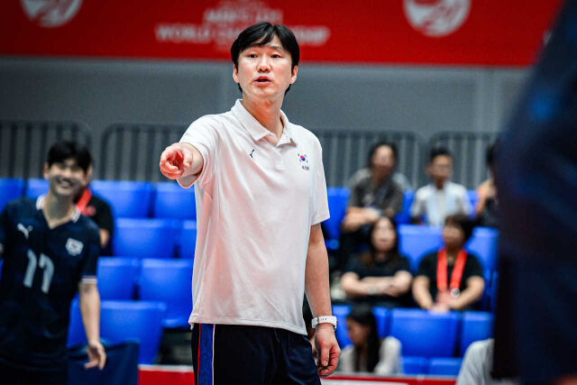 2025년 8월 29일 중국 장먼에서 열린 U21 세계선수권 이집트와 경기 도중 선수들에게 지시를 내리고 있는 석진욱 감독./FIVB 제공