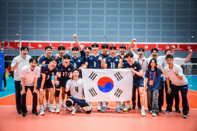 2025년 8월 29일 U21 남자배구 대표팀이 중국 장먼에서 열린 U21 세계선수권 이집트전을 승리로 마친 뒤 기념 촬영에 임하고 있다./FIVB 제공