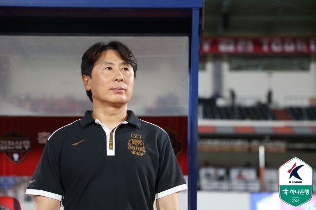 김기동 FC서울 감독이 지난 8일 펼쳐진 김천상무와의 경기를 지켜보고 있다./한국프로축구연맹 제공