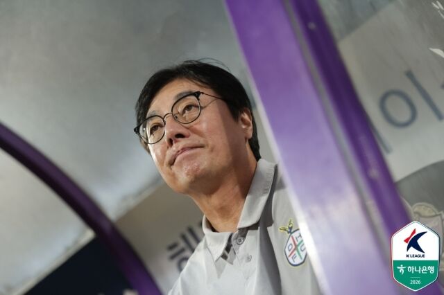 황선홍 대전 하나시티즌 감독이 지난 8일 펼쳐진 FC안양과의 경기를 지켜보고 있다./한국프로축구연맹 제공