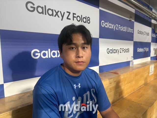 삼성 라이온즈 투수 이승현이 15일 경기가 끝난 후 취재진과 인터뷰를 가지고 있다./대구 = 이정원 기자