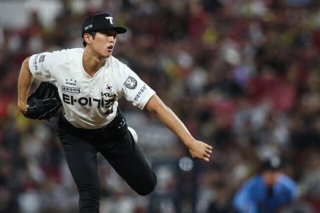 KIA 타이거즈 이의리가 15일 광주 KIA챔피언스필드에서 열린 두산 베어스와의 홈 경기서 투구하고 있다./KIA 타이거즈 제공