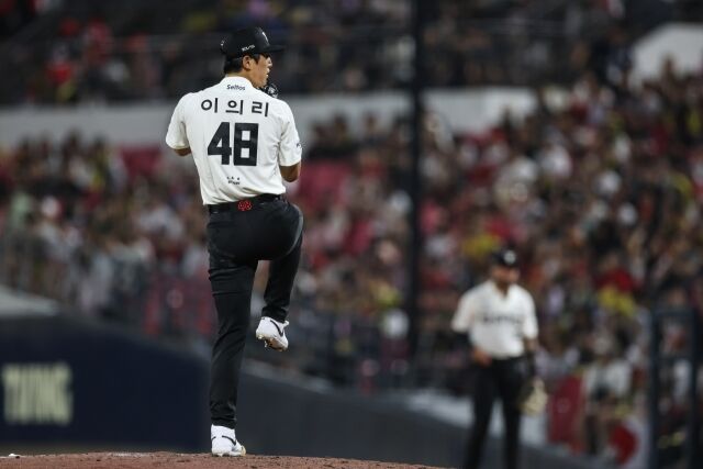 KIA 타이거즈 이의리가 15일 광주 KIA챔피언스필드에서 열린 두산 베어스와의 홈 경기서 투구하고 있다./KIA 타이거즈 제공