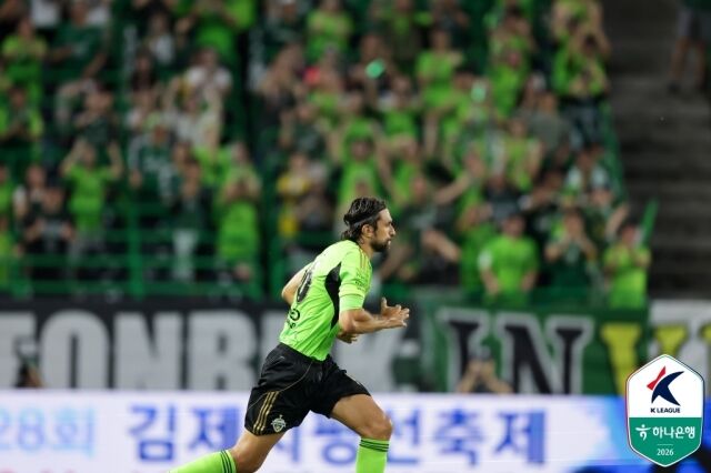 전북 현대가 16일 부천종합운동장에서 부천FC1995와 맞대결을 펼친다. 지난 제주SK전에서 교체 출전한 전북 콤파뇨./프로축구연맹 제공