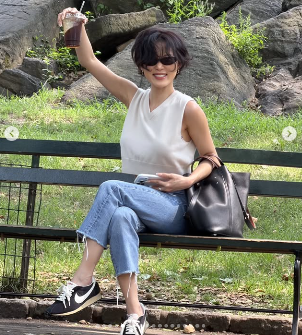 华莎：“一点赘肉都没有，身材却这么丰满？”……她纤细的身躯里透出饱满的苹果臀。