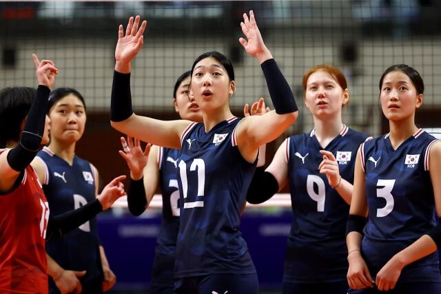 한국 17세 이하 여자배구대표팀 주장을 맡고 있는 손서연(17번)이 16일(한국시각) 열린 2026 U17 세계선수권 태국과 5-8위 순위 결정전 도중 공이 터치되지 않았다고 심판 판정에 어필하고 있다./국제배구연맹(FIVB) 제공