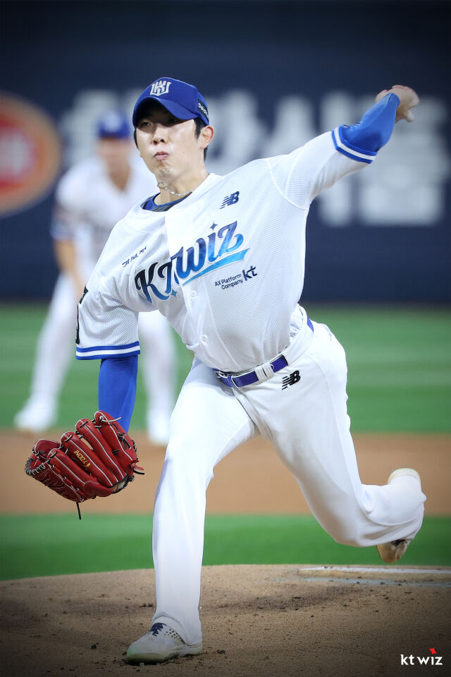 오원석이 8월 15일 수원 KT 위즈파크에서 열린 키움 히어로즈전 공을 던지고 있다./KT 위즈 제공