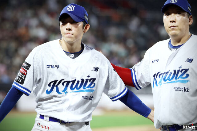 오원석(왼쪽)이 8월 15일 수원 KT 위즈파크에서 열린 키움 히어로즈전 패전투수가 됐다. 오원석과 김현수가 서로를 격려하는 모습/KT 위즈 제공