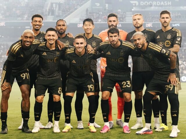 16일 BMO 스타디움에서 LA FC와 샌디에이고의 19라운드 경기. LA FC 선수들이 사진 촬영을 하고 있다./LA FC