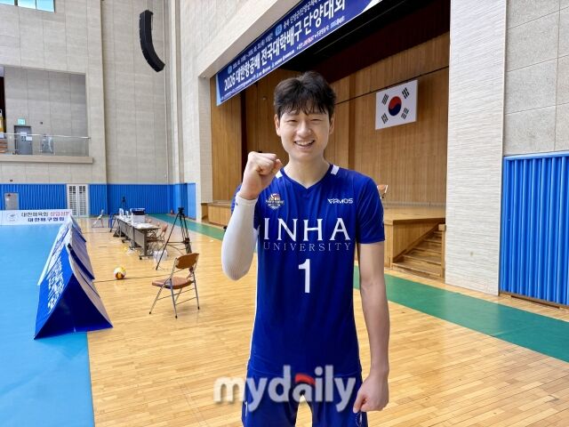 인하대 윤경이 15일 단양 국민체육센터에서 열린 2026 대한항공배 전국대학배구 단양대회 조선대전이 끝난 뒤 사진 촬영에 임하고 있다./마이데일리