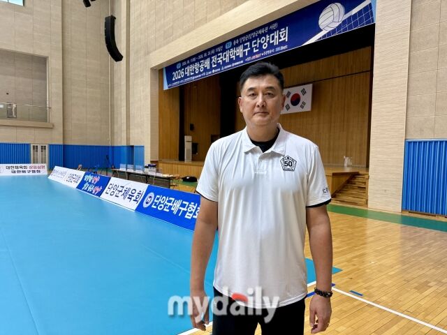 15일 단양 국민체육센터에서 열린 2026 대한항공배 전국대학배구대회 조선대전을 승리로 마친 뒤 촬영에 임하고 있는 인하대 최천식 감독./마이데일리