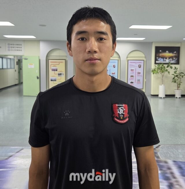 부천FC1995 성예건이 16일 부천종합운동장에서 열리는 전북 현대와의 홈 경기를 앞두고 인터뷰를 하고 있다./부천종합운동장=노찬혁 기자