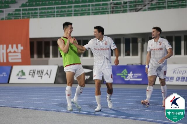 부천FC1995 성예건(4번)이 지난 21라운드 강원FC전에서 득점한 뒤 세레머니를 하고 있다./프로축구연맹 제공