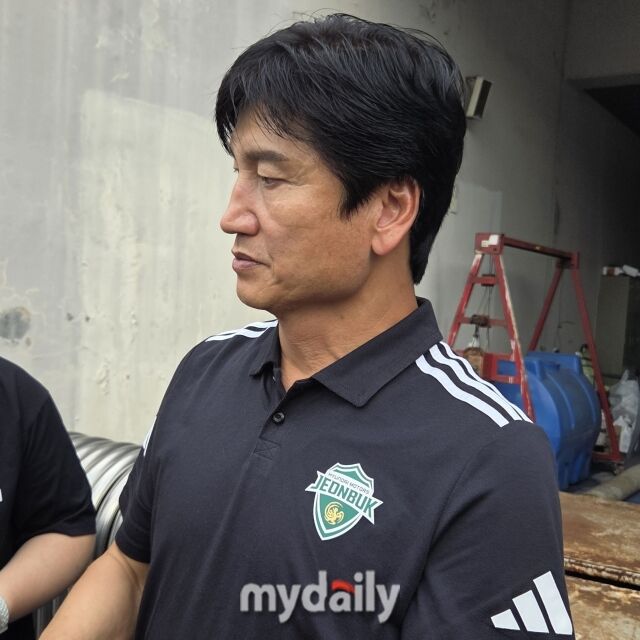 정정용 전북 현대 감독이 16일 부천종합운동장에서 열리는 부천FC1995와의 원정경기를 앞두고 취재진과 인터뷰를 하고 있다./부천종합운동장=노찬혁 기자