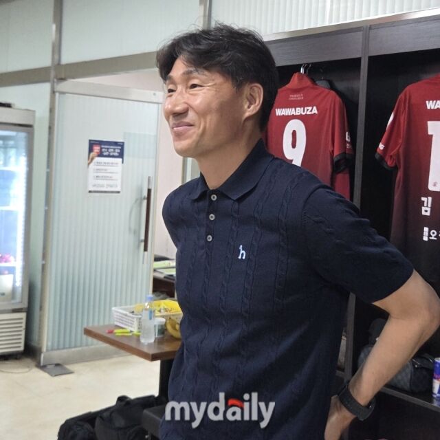 이영민 부천FC1995 감독이 16일 부천종합운동장에서 열리는 전북 현대와의 홈 경기를 앞두고 취재진과 인터뷰를 하고 있다./부천종합운동장=노찬혁 기자
