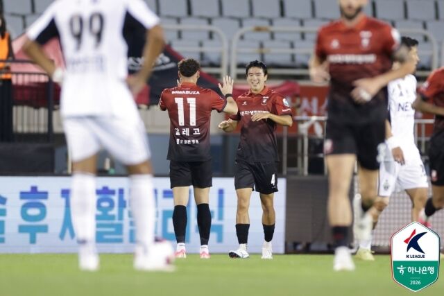 부천FC1995 성예건(오른쪽)이 16일 부천종합운동장에서 열린 전북 현대와의 23라운드 홈 경기에서 선제골을 넣었다./프로축구연맹 제공