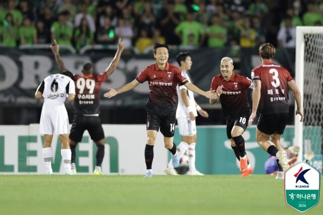 부천FC1995 김종우(14번)가 16일 부천종합운동장에서 열린 전북 현대와의 23라운드 홈 경기에서 선제골을 넣었다./프로축구연맹 제공