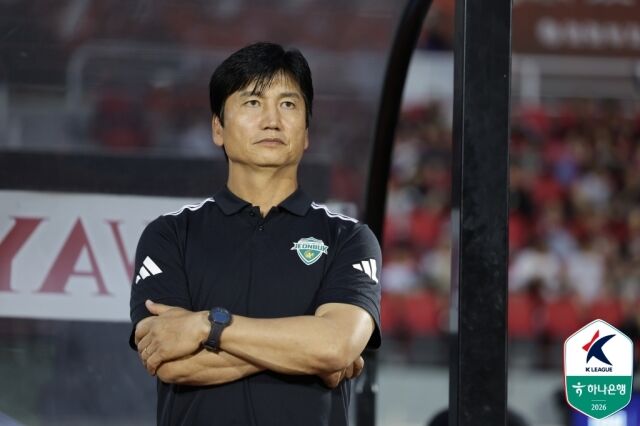 16일 부천종합운동장에서 열린 부천FC1995와 전북 현대의 23라운드 맞대결. 정정용 전북 감독이 경기를 지켜보고 있다./프로축구연맹 제공