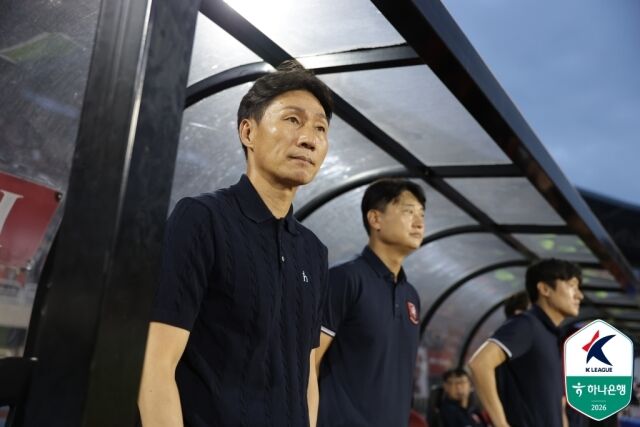 16일 부천종합운동장에서 열린 부천FC1995와 전북 현대의 23라운드 맞대결. 이영민 부천 감독이 경기를 지켜보고 있다./프로축구연맹 제공