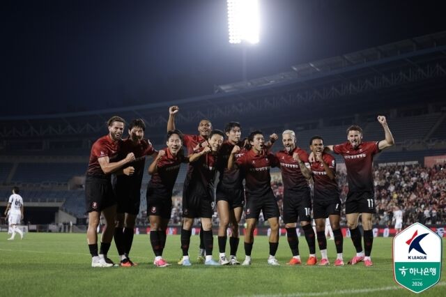 16일 부천종합운동장에서 열린 부천FC1995와 전북 현대의 23라운드 맞대결. 부천 선수들이 득점한 뒤 세레머니를 하고 있다./프로축구연맹 제공