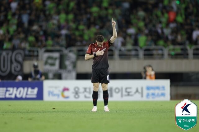 16일 부천종합운동장에서 열린 부천FC1995와 전북 현대의 23라운드 맞대결. 부천 갈레고가 세 번째 골을 넣은 뒤 세레머니를 하고 있다./프로축구연맹 제공