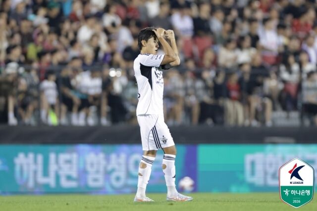 16일 부천종합운동장에서 열린 부천FC1995와 전북 현대의 23라운드 맞대결. 전북 최우진이 만회골을 넣은 뒤 세레머니를 하고 있다./프로축구연맹 제공