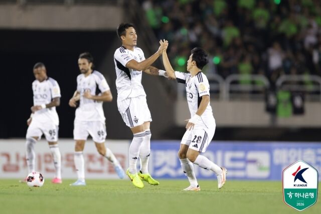 16일 부천종합운동장에서 열린 부천FC1995와 전북 현대의 23라운드 맞대결. 전북 박지수(왼쪽)가 만회골을 넣은 뒤 세레머니를 하고 있다./프로축구연맹 제공