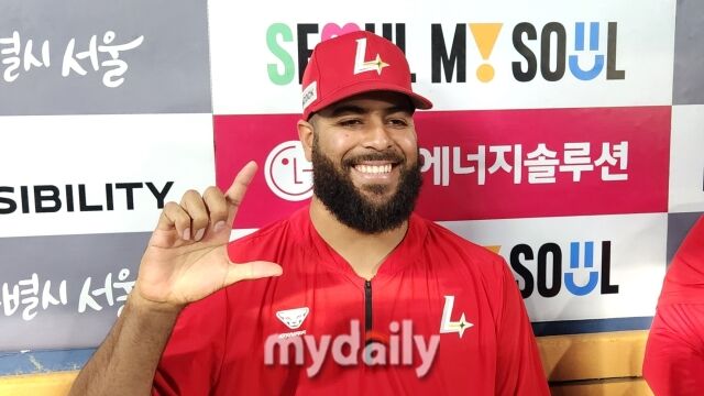 페드로 아빌라가 8월 16일 서울 잠실야구장에서 LG 트윈스전을 마치고 취재진과 인터뷰를 하고 있다./잠실=김경현 기자
