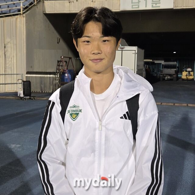 전북 현대 김예건이 16일 부천종합운동장에서 열린 부천FC1995와의 맞대결이 끝난 뒤 믹스트존 인터뷰에 응하고 있다./부천종합운동장=노찬혁 기자