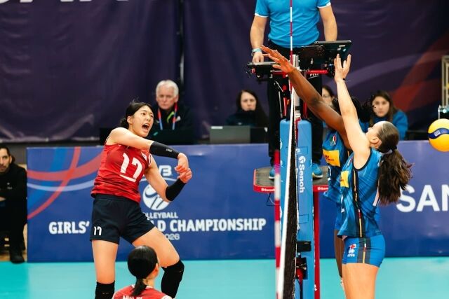 한국 17세 이하 여자배구대표팀 손서연(왼쪽)이 17일(한국시각) 열린 이탈리아와 2026 FIVB U17 세계선수권대회 5-6위 결정전에서 스파이크를 시도하고 있다./국제배구연맹(FIVB) 제공