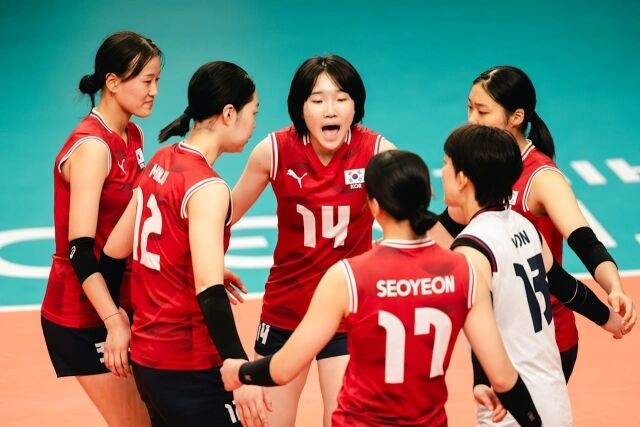 한국 17세 이하 여자배구대표팀 선수들이 17일(한국시각) 열린 이탈리아와 2026 FIVB U17 세계선수권대회 5-6위 결정전 도중 점수를 올린 뒤 서로를 격려하며 기뻐하고 있다./국제배구연맹(FIVB) 제공