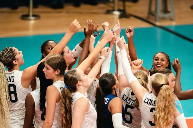 미국 17세 이하 여자배구대표팀들 선수들이 17일(한국시각) 열린 FIVB 주최 2026 U17(17세 이하) 세계여자배구선수권대회 튀르키예와 결승전서 승리를 거둔 뒤 우승을 확정하자 코트 안에 모여 환호하고 있다./국제배구연맹(FIVB) 제공