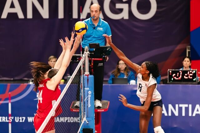 미국 17세 이하 여자배구대표팀 카리 노츠(오른쪽)가 17일(한국시각) 열린 FIVB 주최 2026 U17(17세 이하) 세계여자배구선수권대회 튀르키예와 결승전 도중 스파이크를 시도하고 있다./국제배구연맹(FIVB) 제공