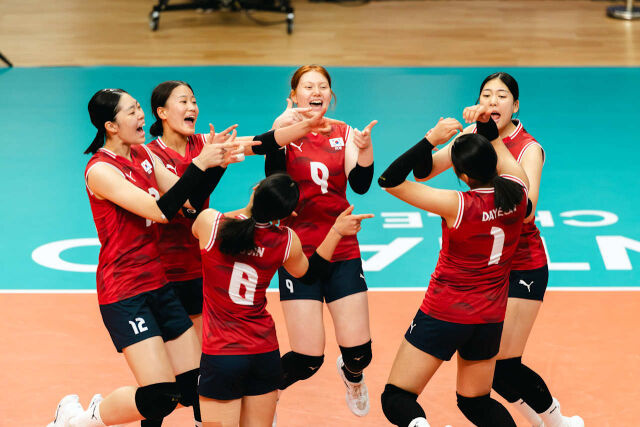 한국 17세 이하 여자배구대표팀 선수들이 17일(한국시각) 열린 FIVB 주최 2026 U17(17세 이하) 세계여자배구선수권대회 이탈리아와 5~6위 결정전 도중 서브 에이스를 한 이다연과 함께 세리머니를 하고 있다. 한국은 이번 대회에서 최종 6위를 차지했다./국제배구연맹(FIVB) 제공