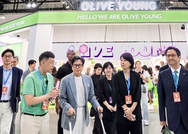 CJ 이재현 회장이 14일(현지 시간) 미국 로스앤젤레스에서 열린 KCON LA 2026을 방문해 올리브영 페스타를 둘러보고 있다. /CJ