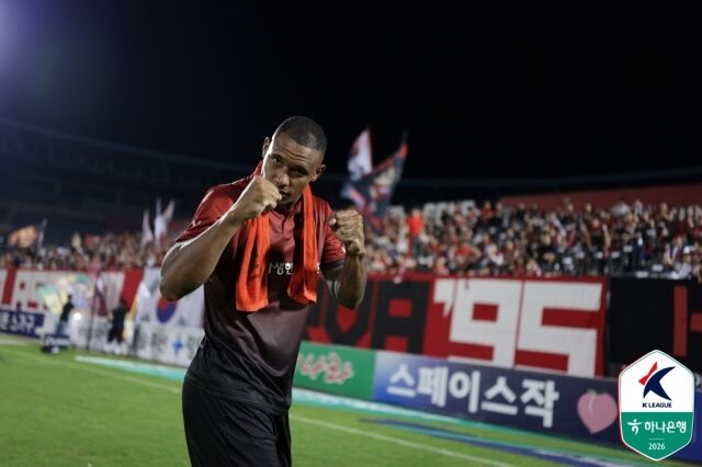 부천FC1995가 16일 부천종합운동장에서 열린 전북 현대와의 홈경기에서 3-2로 승리했다. 경기 후 기뻐하고 있는 구스타보./프로축구연맹 제공