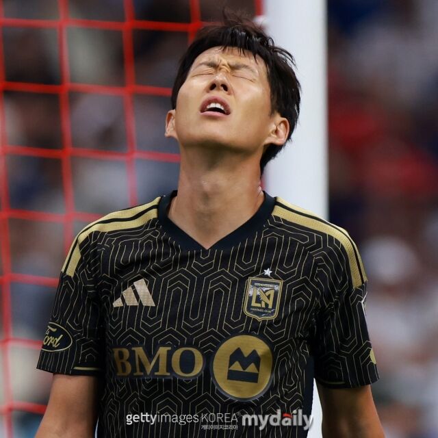 미국 '에인절스 온 퍼레이드'가 16일 샌디에이고전에서 득점 찬스를 놓친 손흥민의 활약에 혹평을 남겼다. 아쉬워하고 있는 손흥민./게티이미지코리아
