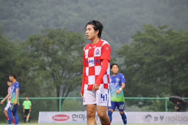 한남대학교가 16일 열린 예원예술대학교와의 조별리그 2차전에서 5-0으로 대승을 거뒀다. 한남대 구유하는 1도움을 기록하며 승리에 기여했다./한국대학축구연맹 제공