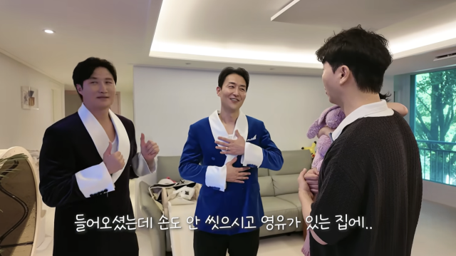 박수홍이 딸 재이를 돌봐줄 육아도우미로 개그맨 김인석과 윤성호를 맞이했다. / 유튜브 채널 '박수홍 행복해다홍'