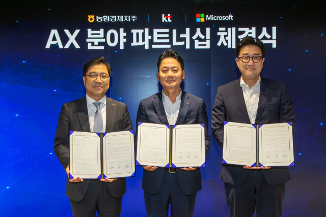 (왼쪽부터) 박상원 KT AX사업부문장(전무), 김주양 농협경제지주 대표이사, 김훈상 한국마이크로소프트 부사장이 업무협약 체결 후 기념사진을 촬영하고 있다. /KT
