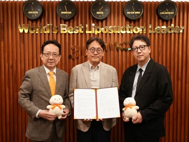 지난 13일 365mc올뉴강남본점에서 365mc·분당서울대병원·모닛셀 세 기관이 '인체 지방유래 ECM 기반 차세대 피부 모델(인공피부·오가노이드) 공동연구 협약식'을 진행했다. (왼쪽부터) (주)365mc 김남철 대표이사, 분당서울대병원 피부과 허창훈 교수, 모닛셀 조승욱 대표이.사/365mc