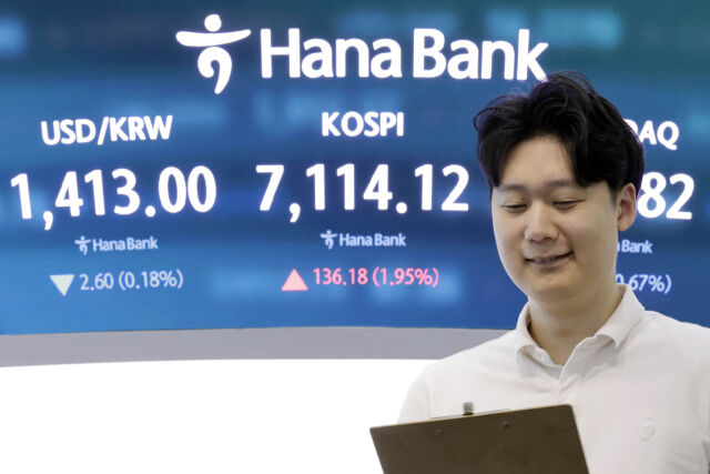 18일 서울 중구 하나은행 딜링룸에서 딜러들이 업무를 보고 있다. /뉴시스